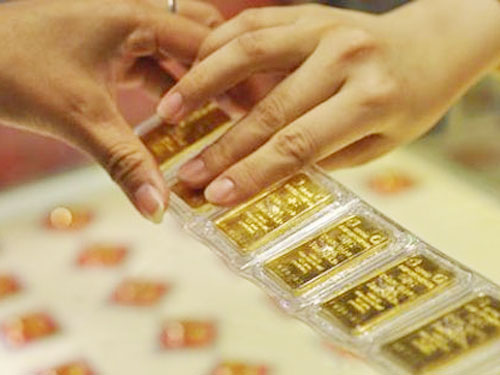 Vàng trong nước tiếp tục neo khoảng cách cao hơn 3,8 triệu đồng/lượng. 